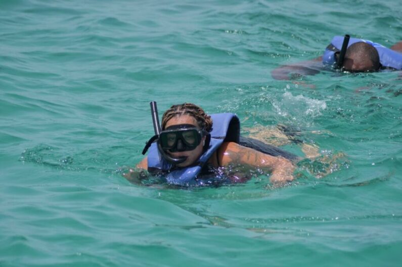 Mujer haciendo snorkel en Punta Cana